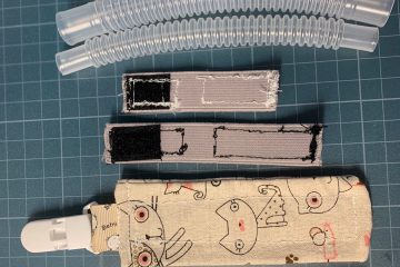 氣切與呼吸器管路。置中的固定夾